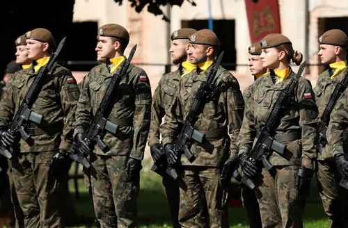 Поляки на фоні російської агресії масово записуються на добровільну військову підготовку - Reuters